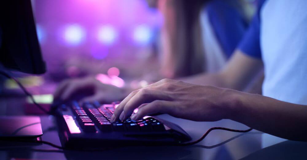 Gamer op een toetsenbord