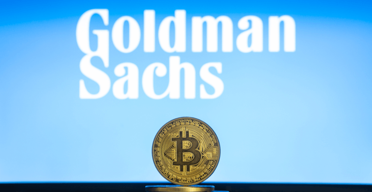 Het Goldman Sachs logo met een stapel bitcoins
